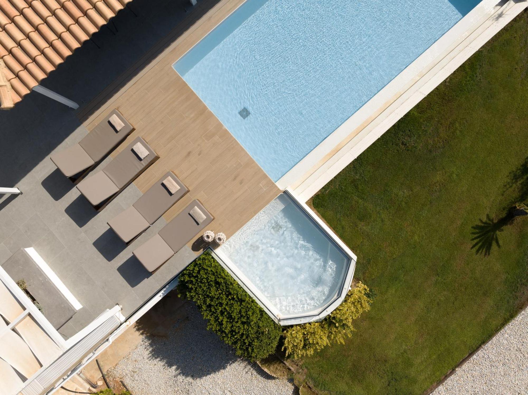 Alba Bianca Villa, Family Retreat With Heated Pool By Thinkvilla แอร์ซอนิสซอส ภายนอก รูปภาพ